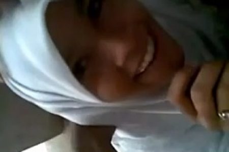 Di Isep Jilbab Putih Cantik Nan Manis | INDO18.COM