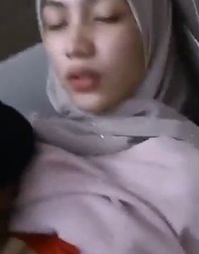 Video Sex Jilbab Pink Cantik Sange di Kamar Mandi